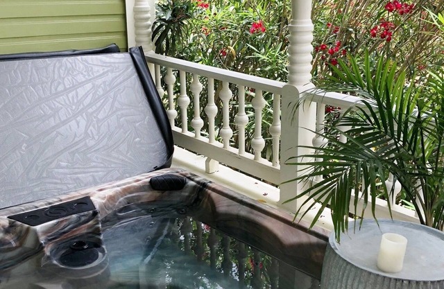 1800's FARMHOUSE, wraparound porch, Hot Tub, 5 min to DWTN & LADYBIRD LAKE