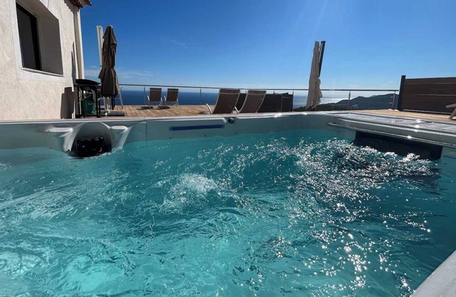 180° Sea View Villa * Truly Unique View - Hillside on the Seafront