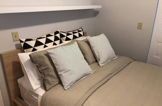 1817 2C · Authentic cute 1bed Apt-20 min to NYC/Parking Avai