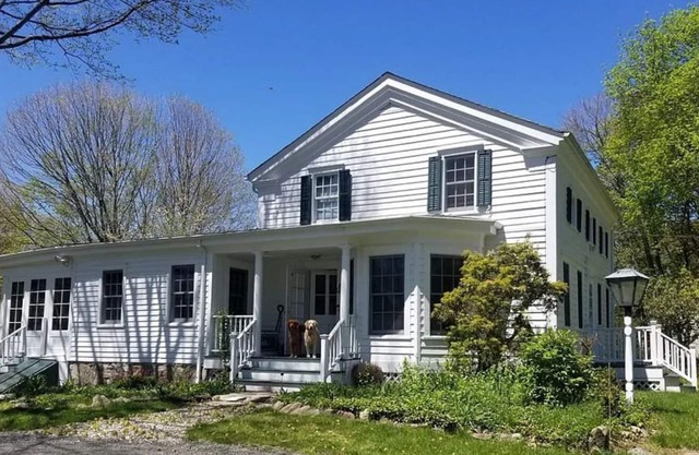 1840 Farmhouse on 3 private acres with home theater! Pet Friendly!