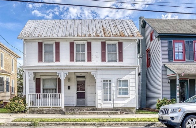 1880's Historic Beach House. Easy Walk to the Beach, Shopping & Restaurants