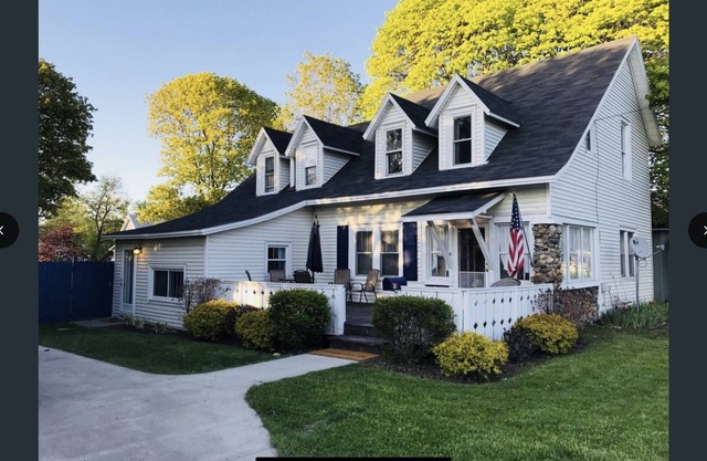 1882 Historic Farmhouse/5 BR/Private Driveway/Fenced Yard/Walk Downtown