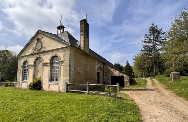 18th-century renovated pavilion in a private park with internet and parking