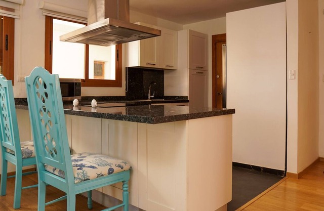 19. Comfortable 2 bedroom apartment, second level