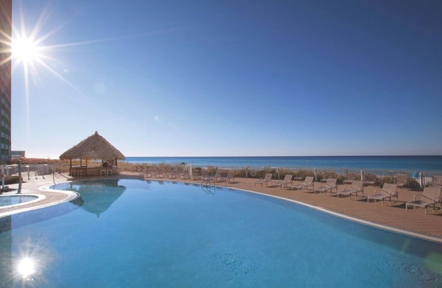 1BD/Panama City Beach - Oceanfront View with Full Kitchen, Pools, Bar, and More!