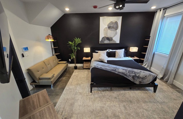 ☀︎ 1BR, 1.5BA East Nashville Apartment – Near Stadium, Dining & Broadway ☀︎