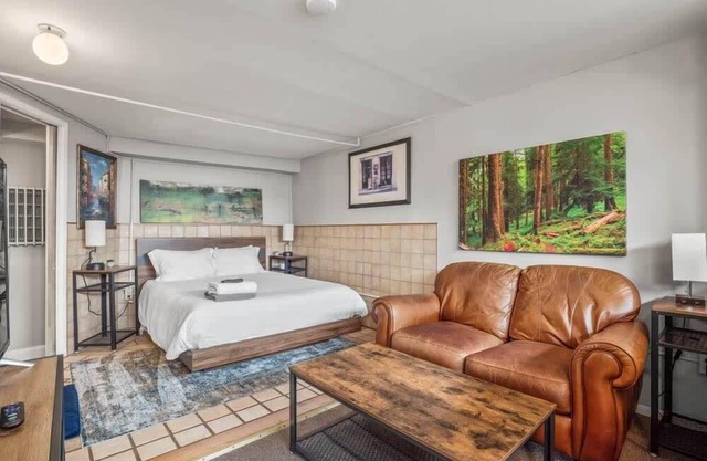 1BR Cozy Downtown Studio Condo: Hiking Nearby