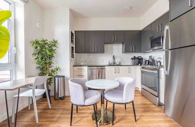 1BR | Gym, Rooftop, Views | Bellevue | Sophari B