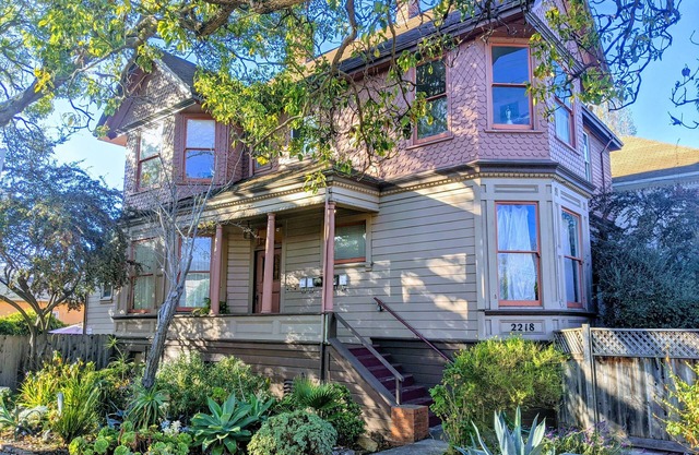 1BR in perfect Berkeley location - patio & yard!
