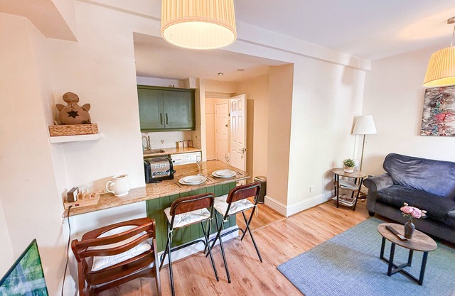 1BR Kensington Flat near Holland Park, Earls Court