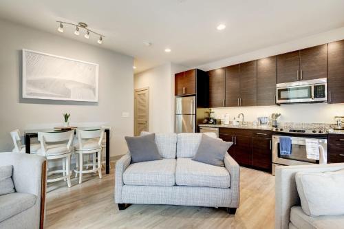 1BR Luxury Apartment With Rooftop Deck & Pool