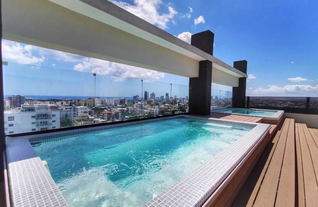 1br Luxury Condo Jacuzzi, gym Mountains with parking lot