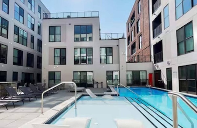 1BR OTR CBD Savvy - Free Parking/Gym/Rooftop Pool