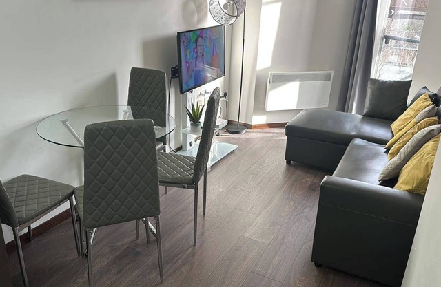 1BR-Sleeps4-Parking-ClosetoCentre