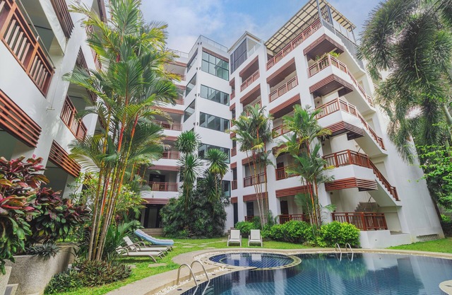 1BR with Pool &Gym Prime Location C233