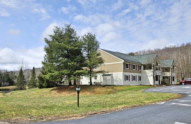 1st floor, FP, mtn & pond view, deck, pool, pet-friendly. F1663 by LRS