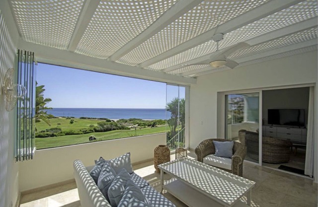 1st line first floor apartment with garden and exceptional sea view