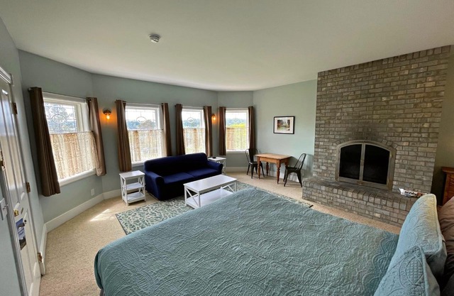 #1TripAdvisor-Waterviews-Fireplace-King Bed-Soaking Tub ⛴🌅🔥🛁