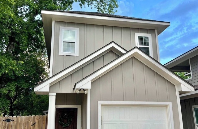 2/2 BR - @Kyle Field 7 minute walk w/Parking