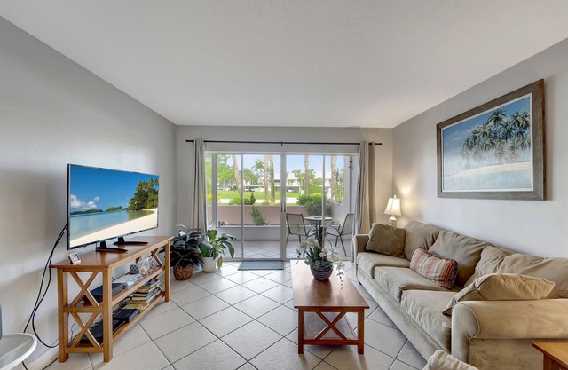 2/2 Ground Unit 10 Min to beach on golf course