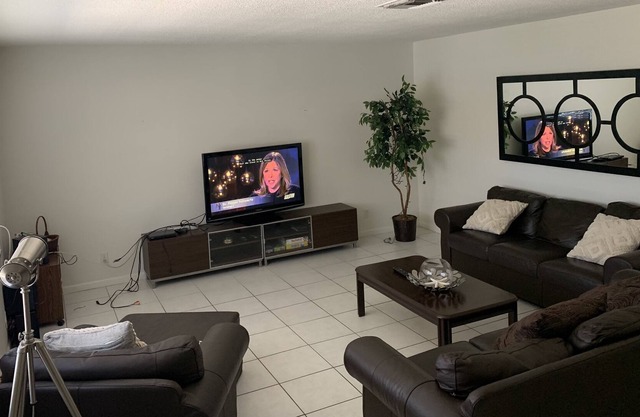 2/2 large condo by beach, restaurants and supermarket directly on a waterway