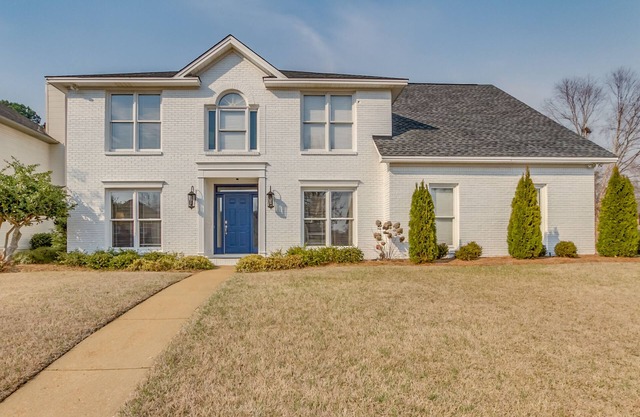 2.3 miles to stadium, close to restaurants/grocery, perfect for entertaining!