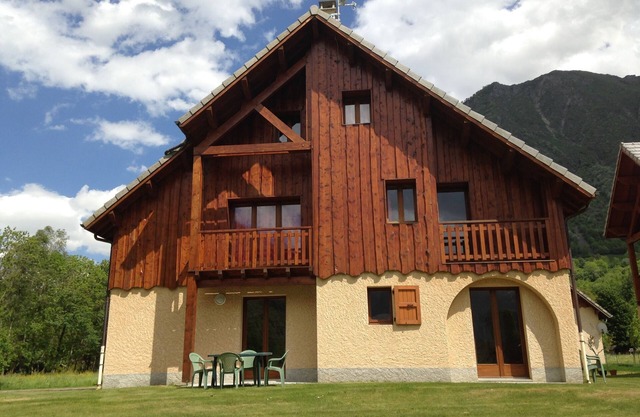 2/4-person apartment in a ground-floor chalet + Terrace + Swimming pool