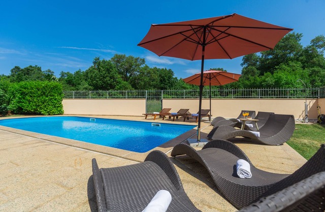 2-4 persons, pool, only 200m from the beach, parking, quiet area.