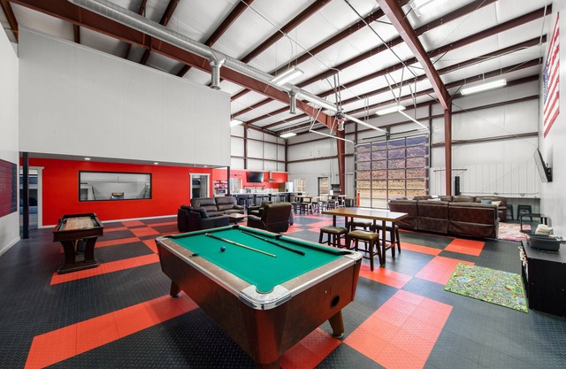 2 acre Gated Parking Lot, sleeps 16-25! hot tub, fire pit, games & entertainment