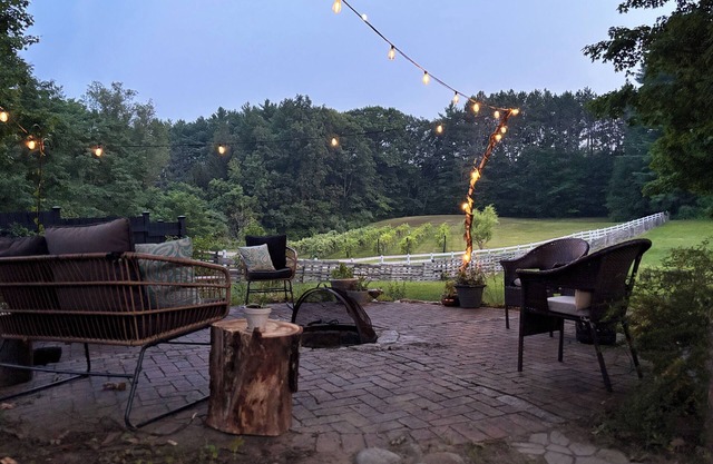 2 Acres of Peace-Walk to Shops, Pubs, Local Restaurant-River at Back or Property