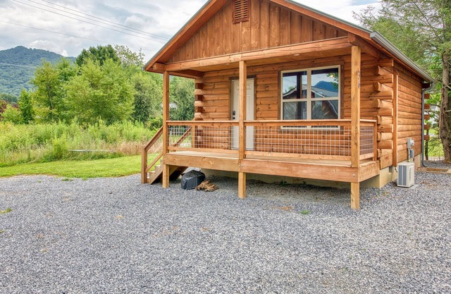 2 BD1 BA Efficiency Cabin Views Easy Paved Access Cable WIFI Close to Town