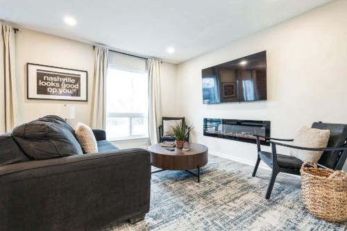 2 BDR Riverfront Living in Downtown Nashville