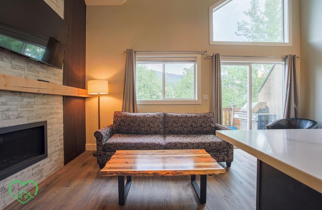 2 BDR w Loft/Incredible Views/Family-Friendly