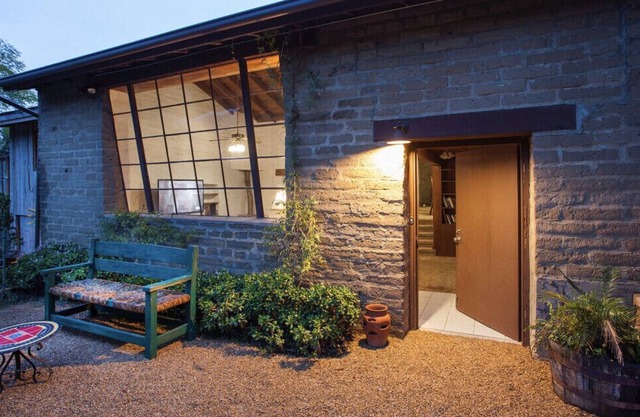 2 bdrm w/loft 6ppl 10 min 2 town w/kitchen, WiFi, free parking, pet friendly.