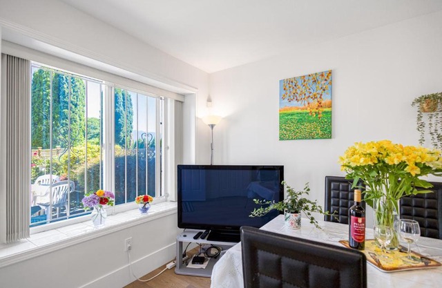 2 Bds suite beautiful Yard near PNE