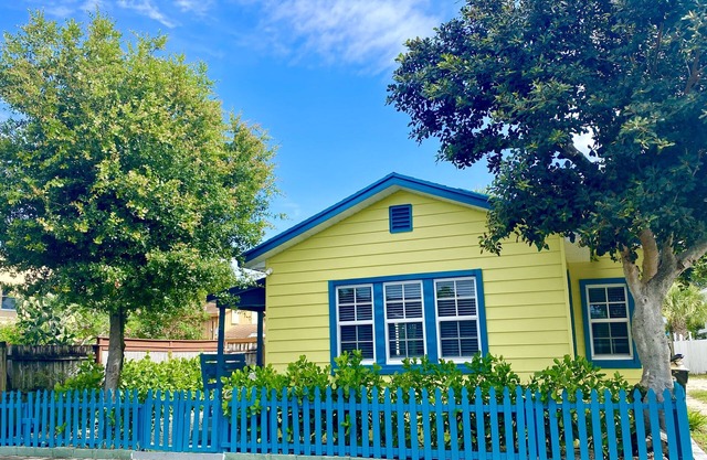 2 Bed/1 Bath Historic Cottage Near the Beach w/Pool-Bikes-WiFi-Cute & Cozy!