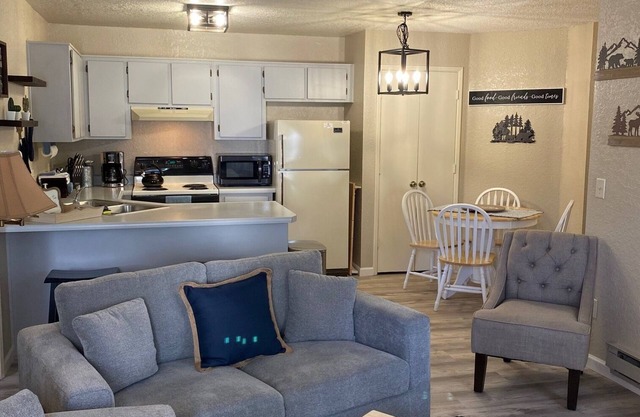 2 bed 2 bath, Cozy White Mountain Condo – Single Level, Upstairs Unit!