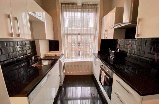 2 Bed/2 Bath Flat, Sky TV, Air Con