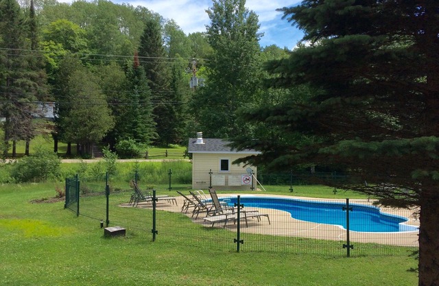 2 bed 2 bath, sleeps 6, free wifi, free parking, recently renovated