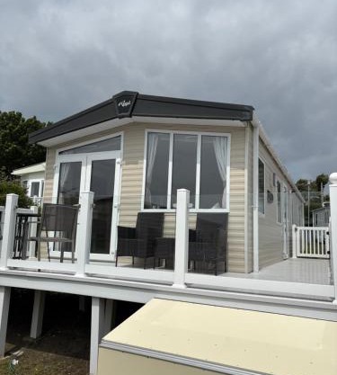 2 Bed, 2 Bathroom, modern Caravan with Sea views!