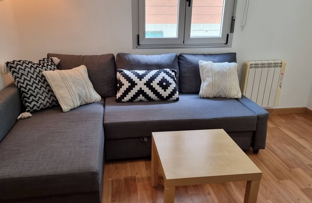 2 Bed Flat - Sleeps 6 - Pets - Pool - Parking