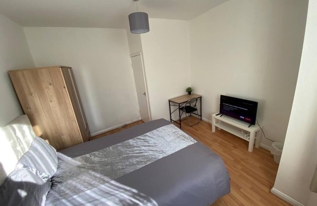 2 Bed Flat 10 minutes From Central London, King Size Bed
