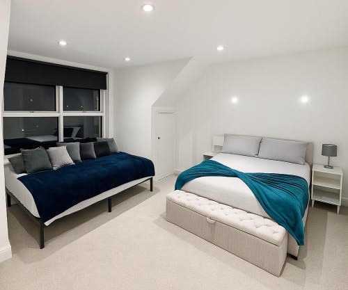 2 bed flat, sleeps 8, driveway, 5 Mins to Brixton