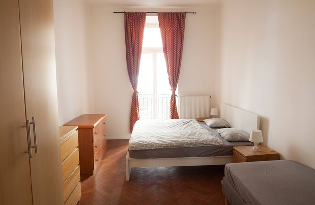 2 Bed Flat - Sleeps 9 - Pets - Smoking on terrace