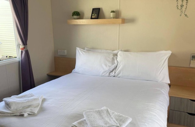 2-Bed Holiday Home - Sleeps 4 - Pets, Parking