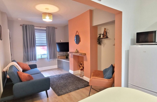 2 bed home close to York Racecourse with parking