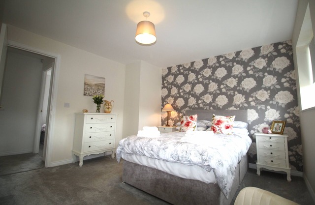 2 Bed House - Large Garden - Fully Refurbished