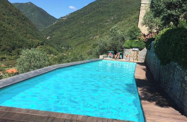 2 Bed House Sleeps 5 - Terrace - Communal Pool