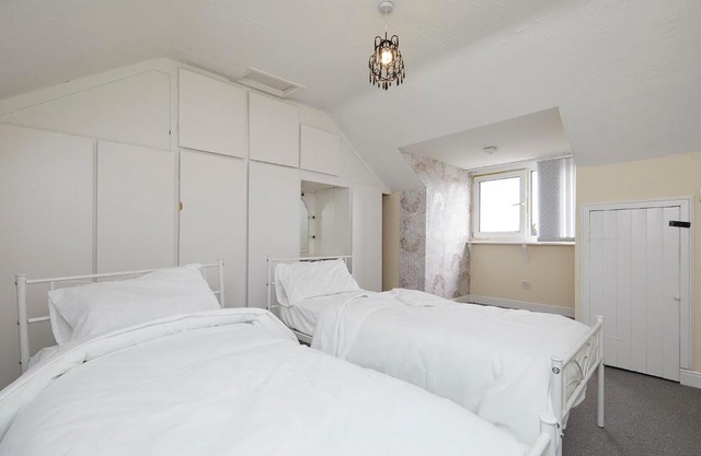 2 Bed House - Sleeps 4 - Garden - Parking - Wifi