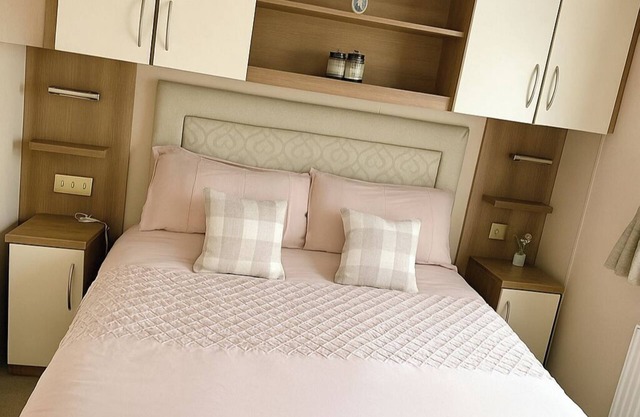 2 Bed Lodge Sleeps 6 with Free Parking - WiFi - Tv